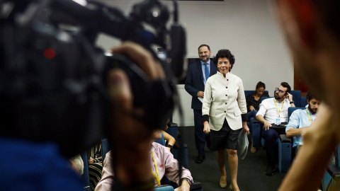 El ministro de Fomento José Luis Ábalos, y la ministra portavoz Isabel Celaá, a su llegada a  la rueda de prensa posterior al Consejo de Ministros en el Palacio de La Moncloa.- EFE/Emilio Naranjo