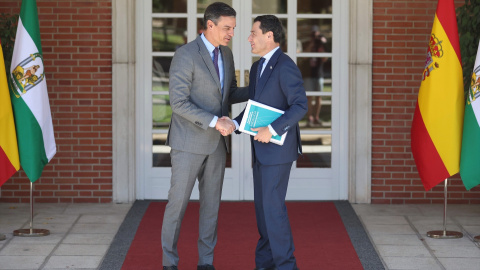 El presidente del Gobierno, Pedro Sánchez (i), recibe al presidente de la Junta de Andalucía, Juanma Moreno Bonilla (d), en el Palacio de La Moncloa, a 28 de julio de 2022, en Madrid (España).