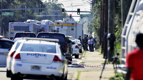 El personal de emergencias, a los alrededores de un local de la cadena de tiendas Dollar General después del tiroteo en el que un supremacista blanco ha matado a tres personas en Jacksonville, Florida, a 26 de agosto de 2023