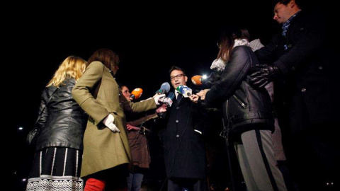 El abogado defensor de José Enrique Abuín Gey, alias "El Chicle", José Ramón Sierra, en el centro, ofrece declaraciones a los medios esta tarde tras visitar a su cliente en el penal coruñés de Teixeiro.| CABALAR (EFE)