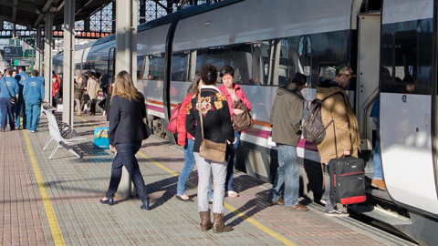 Viajeros subiendo a un tren de Renfe.