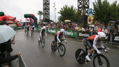 Diverses persones animen els ciclistes a la sortida de la contrarellotge inaugural de la Vuelta.