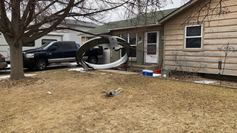 Foto facilitada por el Departamento de Policía de Broomfield que muestra partes de los escombros del vuelo 328 de United Airlines (Boeing 777-200, número de cola N213UA), en Broomfield, Colorado, EE. UU., 20 de febrero de 2021.