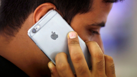 Un hombre habla con su IPhone en en ueva Delhi. REUTERS/Adnan Abidi