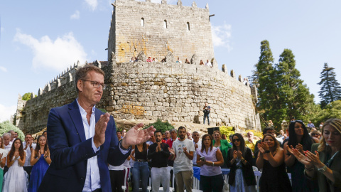 El presidente del Partido Popular, Alberto Núñez Feijóo, saluda en la inauguración del curso político ante el Castillo de Soutomaior, a 27 de agosto de 2023