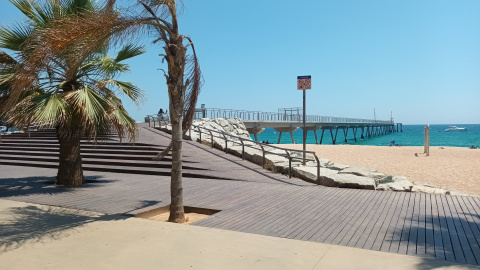 L'accés al pont del Petroli des del passeig.