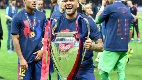 Dani Alves, con la Copa de Europa el sábado en Berlín. /EFE