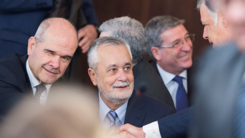 Los expresidentes andaluces Manuel Chaves y José Antonio Griñán saludan al exconsejero de Empleo, José Antonio Viera, en la sala la Audiencia Provincial de Sevilla donde se celebra el juicio por la pieza política del caso ERE. EFE/Raúl Caro