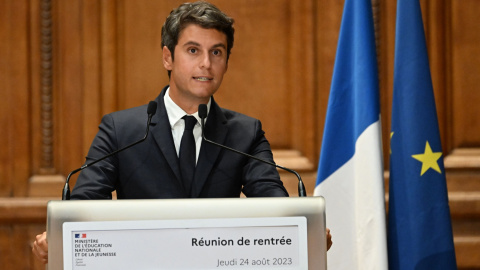 El ministro de Educación y Juventud de Francia, Gabriel Attal, pronuncia un discurso durante la reunión de rectores del nuevo año escolar en la Universidad de la Sorbona en París el 24 de agosto de 2023.