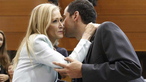 La candidata del PP a la presidencia regional, Cristina Cifuentes, saluda al también candidato de Ciudadanos, Ignacio Aguado, durante el pleno de constitución de la Asamblea de Madrid. / PACO CAMPOS ( EFE)