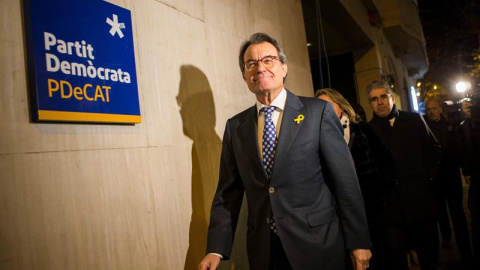 El expresidente de la Generalitat y presidente del PDeCAT, Artur Mas, a su llegada a la sede del partido donde ha convocado una rueda de prensa en la que ha confirmado que da "otro paso al lado" para dejar la presidencia del PDeCAT, una dec