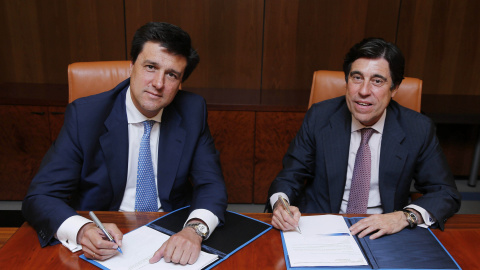 El presidente y consejero delegado de Sacyr, Manuel Marique (d), y el presidente ejecutivo de Merlín Properties, Ismael Clemente, durante la firma del acuerdo de venta de su filial Testa. EFE