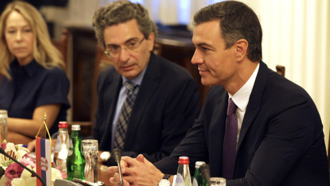 El primer ministro español, Pedro Sánchez, observa durante la reunión con el presidente del parlamento serbio, Ivica Dacic (no en la foto), en Belgrado, Serbia, el 30 de julio de 2022.