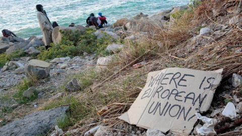 Inmigrantes y activistas sobre las rocas del malecón en el paso fronterizo San Ludovic, en la costa mediterránea entre Ventimiglia (Italia) y Menton (Francia). REUTERS / Eric Gaillard