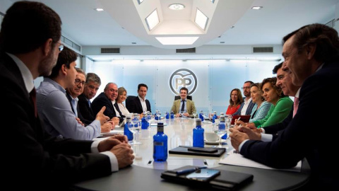 El presidente del Partido Popular, Pablo Casado (fondo), presidió la reunión del Comité de Dirección del partido, este lunes en Madrid. /EFE-Tarek