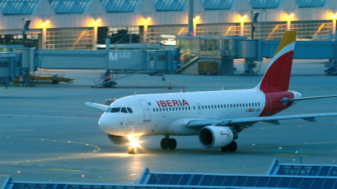 Un aparato de la aerolinea Iberia, en el aeropuerto de  Munich. REUTERS/Michaela Rehle