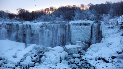 Una imagen de las cataratas del Niágara congeladas a consecuencia de la ola de frío en EEUU. REUTERS