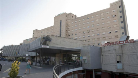 El exterior del hospital de Valme, Sevilla.  EFE/Archivo