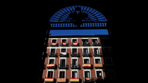 Banderas españolas y catalanas en los balcones de un edificio del centro de Madrid, durante la jornada de las elecciones del 21-D en Catalunya.. REUTERS/Susana Vera