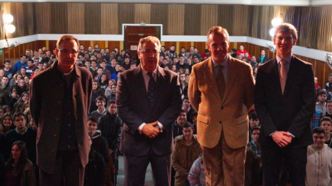 El ministro de Interior, Juan Ignacio Zoido, da una charla sobre la Constitución a los alumnos del colegio Salesianos de Triana. SALESIANOS DE TRIANA