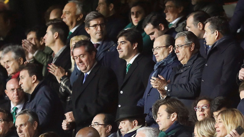 El ministro del Interior, Juan Ignacio Zoido, acompañado por el delegado del gobierno, Antonio Sanz, en el palco presidencial del estadio Sánchez Pizjuan durante el partido entre el Sevilla y el Betis. EFE/Jose Manuel Vidal.