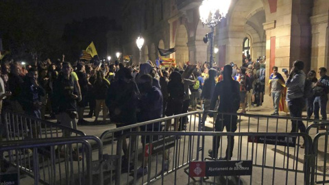 , 01/10/2018.- Centenares de personas se han concentrado ante el Parlamento catalán tras la manifestación convocada esta tarde por la ANC en Barcelona, con motivo del primer aniversario del referéndum del 1-O. EFE/Álex Cubero