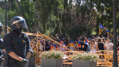 01/10/2018.- Los estudiantes tumban las vallas de seguridad en la Subdelegación del Gobierno en Lleida. EUROPA PRESS