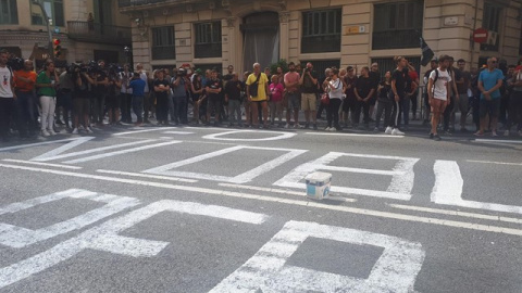 Pintan en la calzada ante la Jefatura de Policía en Barcelona '1-O Ni olvido ni perdón'