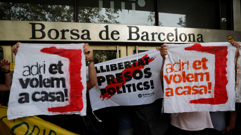 Manifestantes junto a la Bolsa de Barcelona. - REUTERS