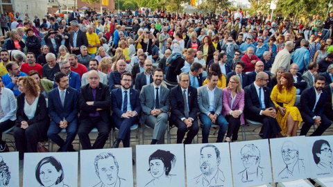 Quim Torra, sus consellers y el presidente del Parlament, Roger Torrent durante el homenaje a los votantes y organizadores del 1-O en Sant Julià de Ramis. - EFE