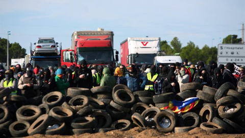 Miembros de los CDR han cortado el acceso desde la autopista AP-7 al CIM Vallès en Santa Perpètua de Mogoda (Barcelona), un importante centro logístico. - EFE