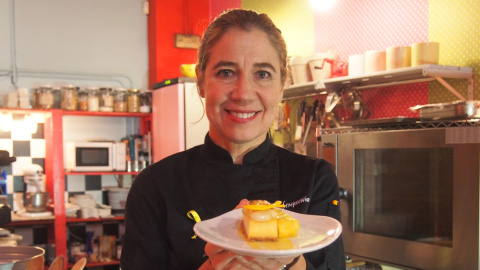 La xef Ada Parellada, amb una de les seves creacions de color groc per al sopar pels presos al restaurant Semproniana. / Queralt Castillo