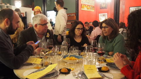 Marcel Mauri (Òmnium), Agustí Alcoberro (ANC), Sussana Barreda i Laura Masvidal, en el sopar per recollir fons pels presos al restaurant Semproniana de Barcelona. / Queralt Castillo