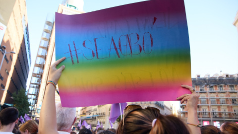 Decenas de personas durante una concentración en apoyo a las campeonas del mundo para reivindicar un deporte libre de violencias machistas, en Callao, a 28 de agosto de 2023, en Madrid (España).