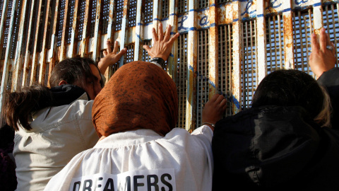 Los 'Dreamers' protestan por la derogación de la ley DACA cerca de la doble valla de acero que separa a EEUU y México en la frontera de Tijuana, México. / Reuters