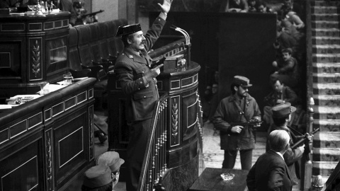 Fotografía de archivo (23/02/1981), de Antonio Tejero cuando irrumpió, pistola en mano, en el Congreso de los Diputados.