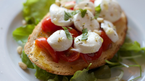 Tosta de queso fresco y tomate. - Moira Nazzari . Pixabay