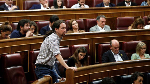 El líder de Unidas Podemos, Pablo Iglesias, vota en la segunda y definitiva votación de investidura del candidato socialista, Pedro Sánchez. (EMILIO NARANJO | EFE)