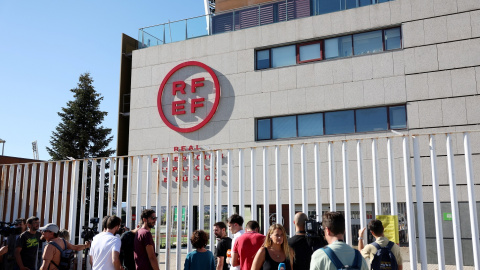 Periodistas concentrados delante de la sede de l la Real Federación Española de Fútbol (RFEF), en la Ciudad del Futbol de la localidad madrileña de Las Rozas, durante la reunion de la Comisión de Presidentes de Federaciones Autonómicas y Te