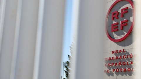 El logo de la Real Federación Española de Fútbol, en su sede en la Ciudad del Futbol de la localidad madrileña de Las Rozas. REUTERS/Isabel Infantes