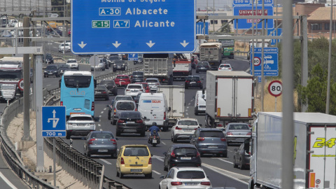 Retenciones de tráfico durante la segunda fase de la operación salida del verano, este viernes en la Autovía A-7 a su paso por Murcia.