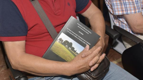 Hombre sujetando el informe "Las fosas comunes del cementerio de La Soledad y la represión militar en Huelva (1936-1944)". / EUROPA PRESS