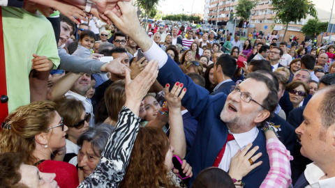 El presidente del Gobierno en funciones y candidato del PP a la reelección, Mariano Rajoy, saluda a simpatizantes durante la visita que ha realizado a Almendralejo (Badajoz). EFE/Jero Morales