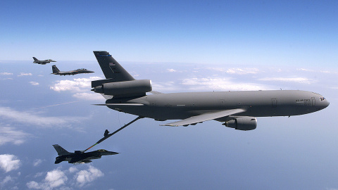 Los aviones KC135 tienen como principal misión abastecer de combustible en pleno vuelo a los cazabombarderos de combate. WIKIPEDIA