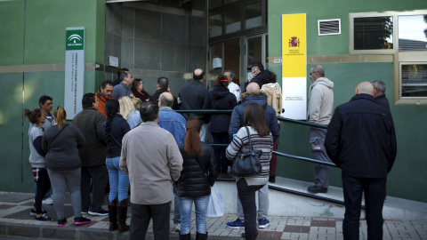 Una cola ante una oficina del Servicio Andaluz de Empleo, en  Málaga. REUTERS/ Jon Nazca