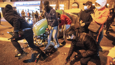 Manifestantes se disponen a lanzar botellas a la policía durante la protesta contra la detención y prisión del rapero Pablo Hasel,