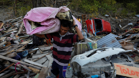 Unas tres horas después del primer terremoto ocurrió un segundo seísmo de 7,5 grados y el posterior tsunami - Beawiharta/ Reuters