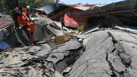 La llegada de equipo pesado a Palu, la capital de la provincia de Célebes Central y la ciudad más afectada, contribuirá a agilizar las tareas de rescate entre los edificios derrumbados Akbar Tado/ Reuters