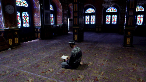 Un musulmán lee el Corán en el interior de una desierta mezquita durante el Ramadán en la ciudad de Srinagar (India). /EFE