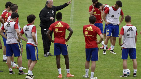 El seleccionador del combinado español, Vicente del Bosque durante un entrenamiento del equipo la semana pasada en Schruns, Austria. /EFE